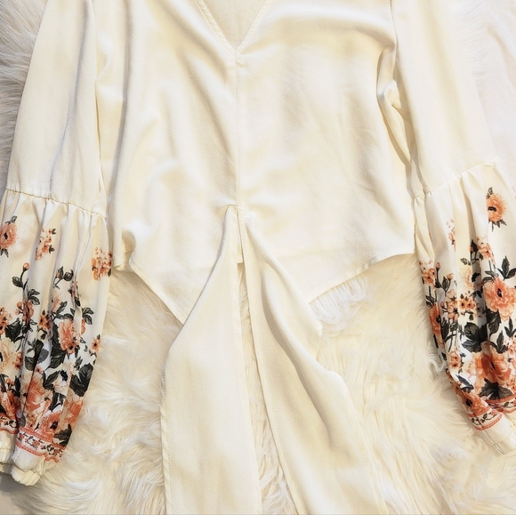 White top, with long sleeves, flower details on the bottom, size large - Picture 2 of 2